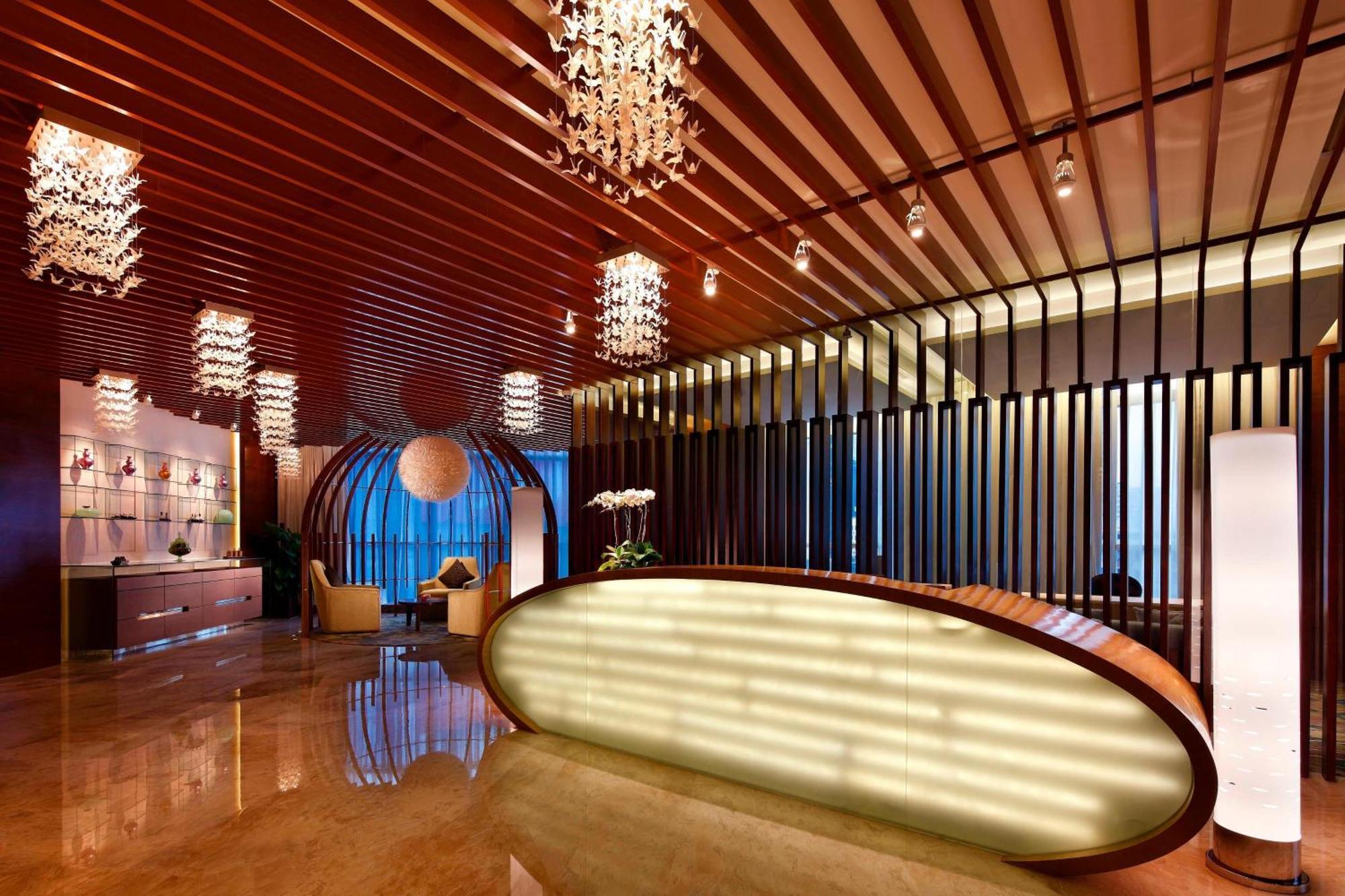 Sheraton Guangzhou Hotel-Fully Upgraded In Cbd-Free Canton Fair Shuttle Bus And Registration Counter Exterior photo